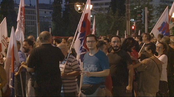 الآلاف يتظاهرون أمام مقر البرلمان اليوناني قبل ساعات على انعقاده للتصويت على حزمة المساعدات الجديدة الآلاف يتظاهرون أمام مقر البرلمان اليوناني قبل ساعات على انعقاده للتصويت على حزمة المساعدات الجديدة