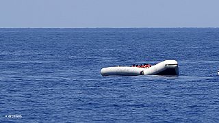 Guarda costeira grega acusada de provocar naufrágio de imigrantes