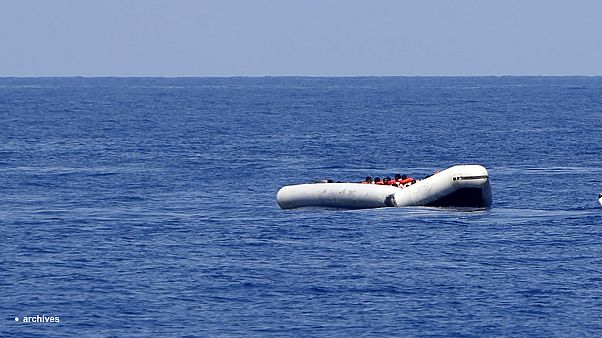 Video accusa: guardie greche tentano di affondare gommone di migranti Video accusa: guardie greche tentano di affondare gommone di migranti