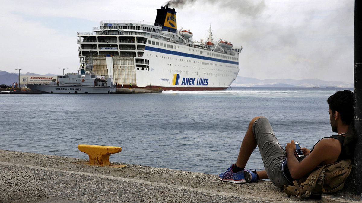 اليونان ترسل سفينة نقل إلى كوس لتسجيل اللاجئين السوريين
