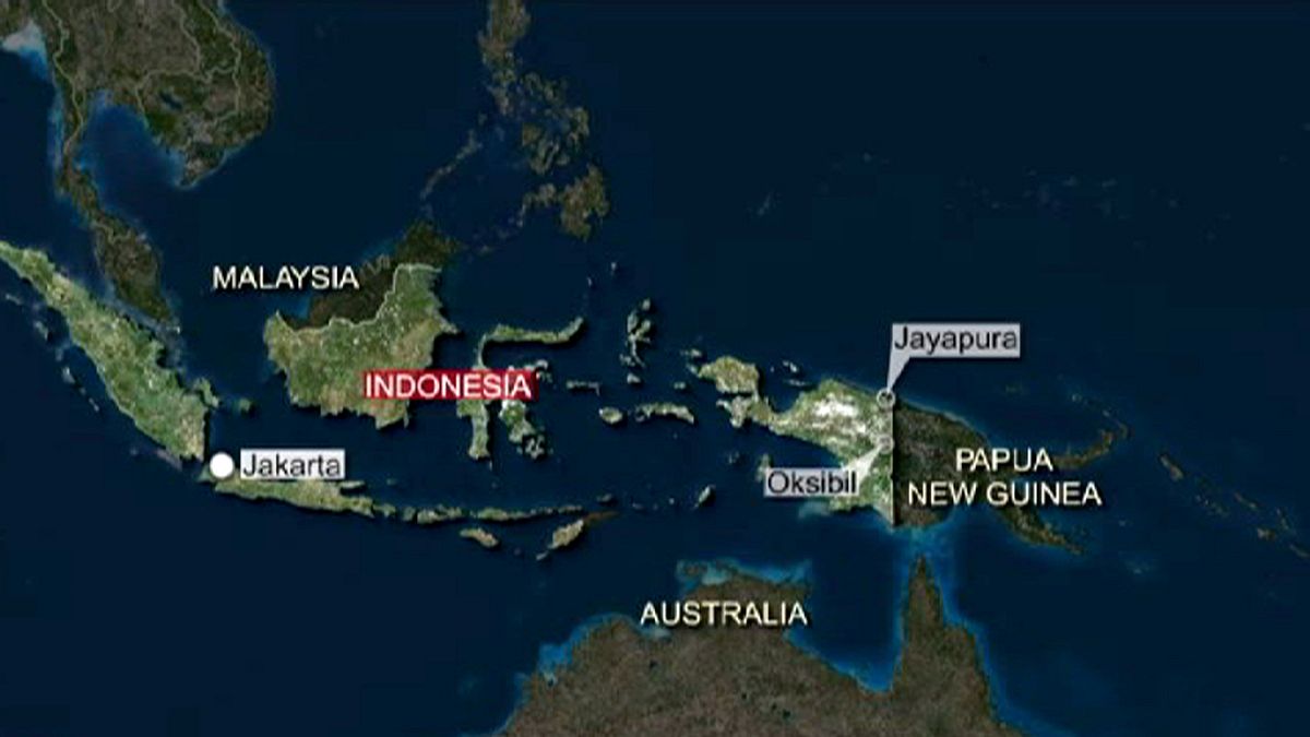Endonezya'da yolcu uçağı düştü: 54 ölü
