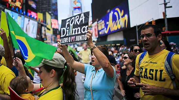 Dilma raus! Brasilianer fordern Absetzung ihrer Präsidentin Dilma raus! Brasilianer fordern Absetzung ihrer Präsidentin