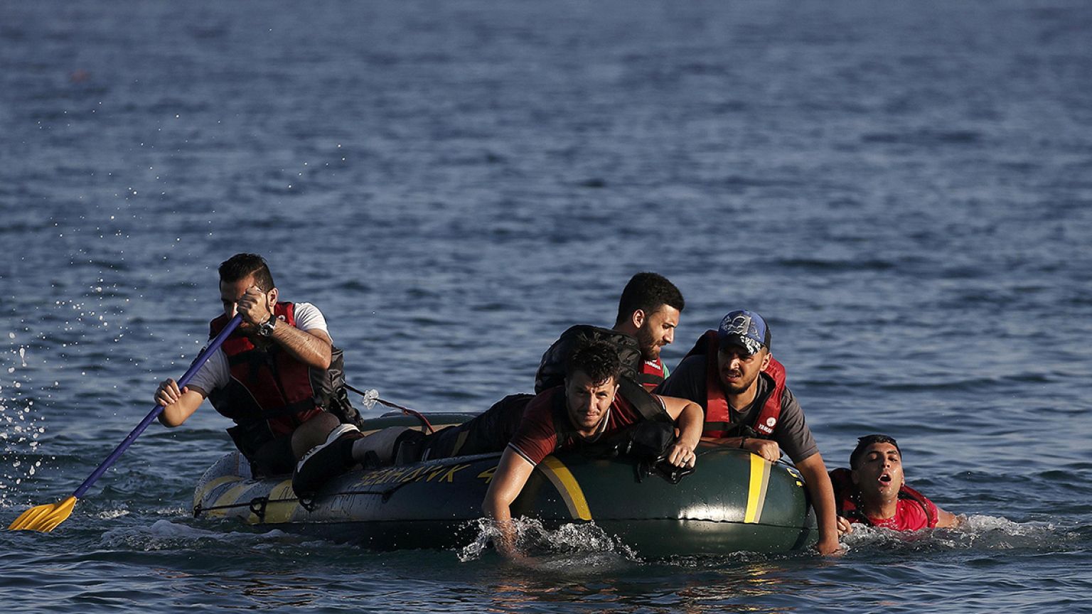 Kos: Flüchtlinge auf Uferpromenade, Touristen reisen ab