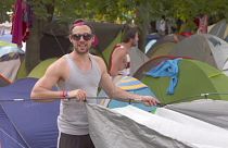 Müzik festivalinden göçmenlere yüzlerce çadır