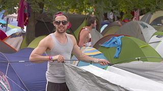 Гости фестиваля "Сигет" подарили свои палатки беженцам