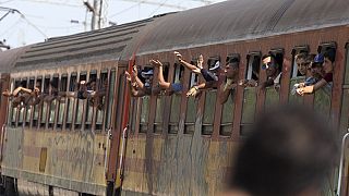مقدونیه؛ هجوم هزاران پناهجو به قطارها برای رفتن به صربستان