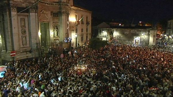 Italie : la ville de Catane rend hommage aux migrants retrouvés morts samedi Italie : la ville de Catane rend hommage aux migrants retrouvés morts samedi