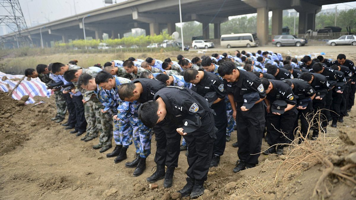 Trauertag in Tianjin - Giftige Chemikalien stellen Bergungstrupps vor Herausforderung