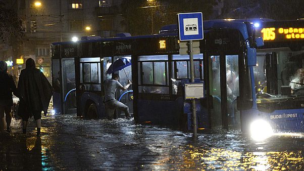 Tengerré váltak a budapesti utcák, terek Tengerré váltak a budapesti utcák, terek