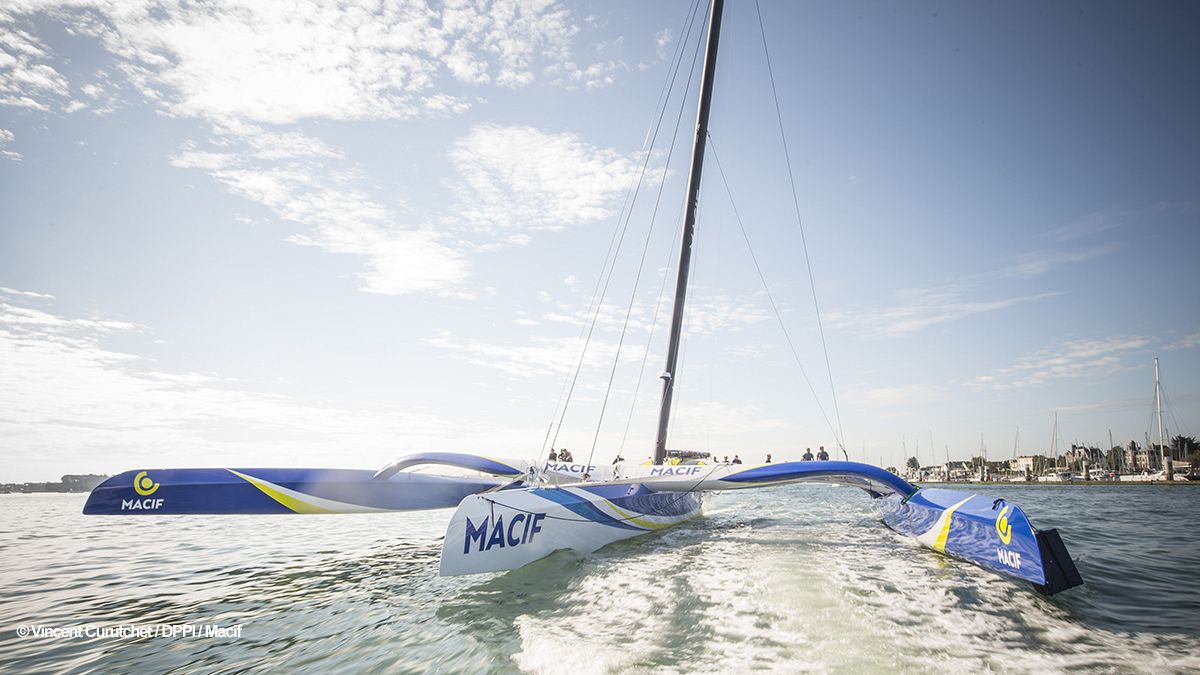 Trimarã Macif na água para bater recorde de circumnavegação