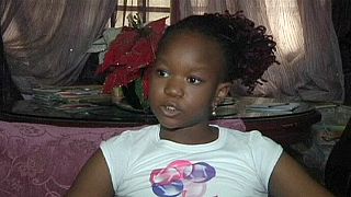 Nijeryalı küçük kızdan terör karşıtı kitap