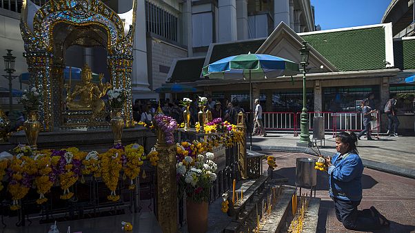 Le temple de Bangkok visé par un attentat rouvre ses portes Le temple de Bangkok visé par un attentat rouvre ses portes