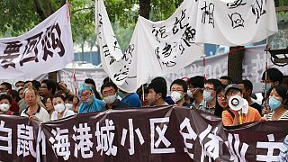Tiencin sakinleri Çin hükümetini protesto etti