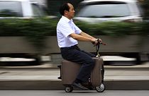 Okosbőrönd: zenél, utat mutat, telefont tölt, ujjlenyomatot olvas és még a ruhánk is belefér