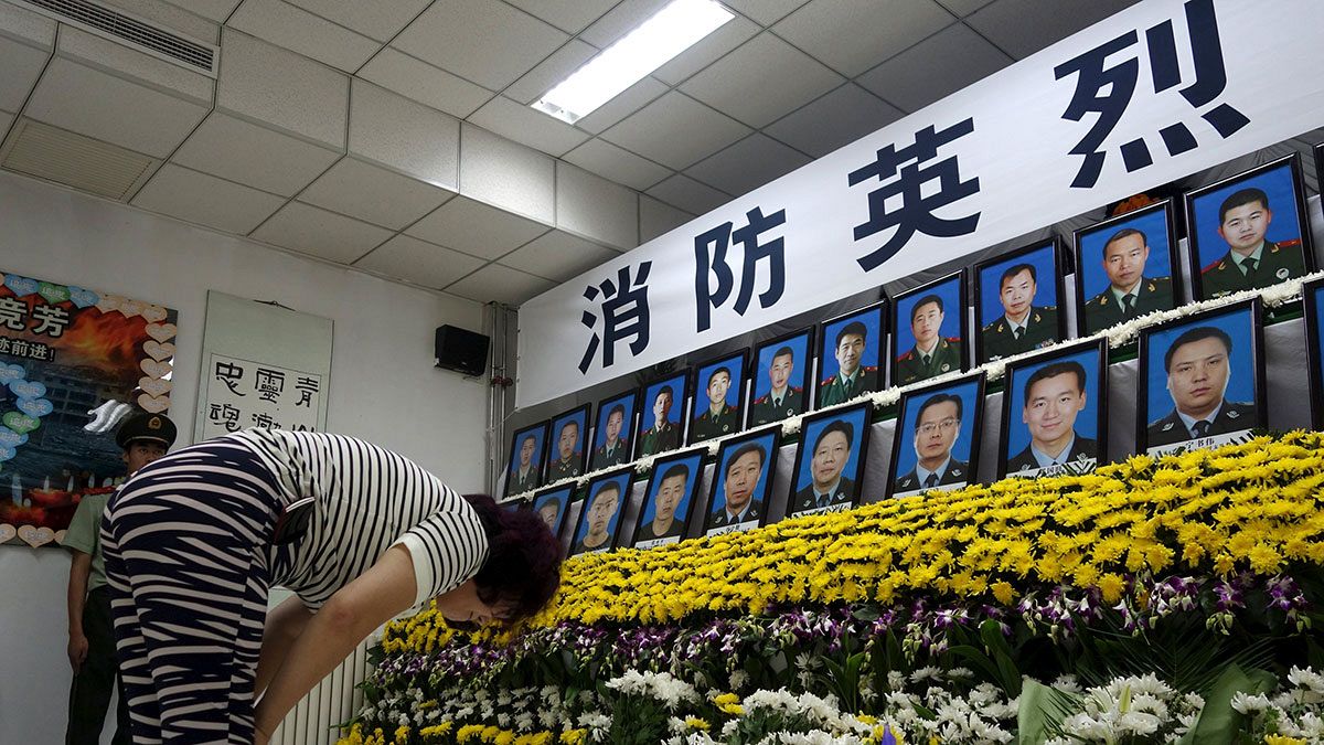 Flores en memoria de las víctimas de Tianjin