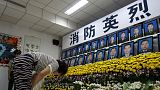 Fiori e candele per le vittime di Tianjin