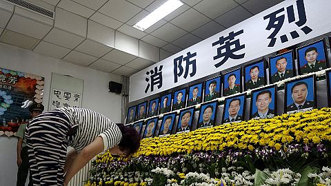 Flores en memoria de las víctimas de Tianjin