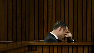 Liberdade condicional de ex-atleta paralímpico Oscar Pistorius suspensa