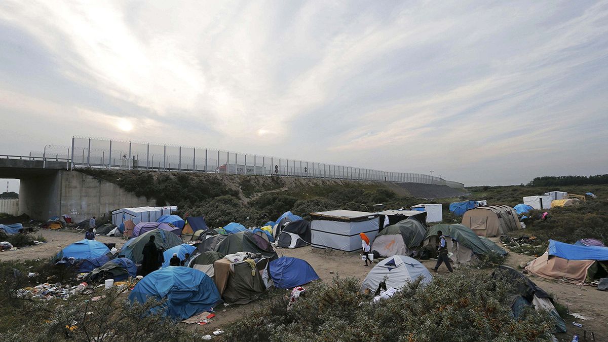 Francia y Reino Unido abordan el problema migratorio en Calais
