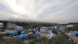 Migração: Ministros francês e britânico visitam Calais