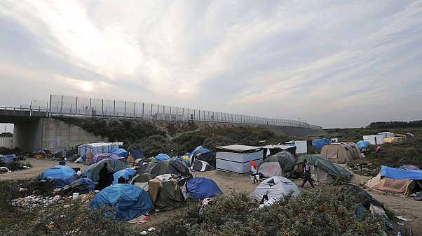 Zäune statt Zettel: Frankreich und Großbritannien planen Zusammenarbeit gegen illegale Einwanderung Zäune statt Zettel: Frankreich und Großbritannien planen Zusammenarbeit gegen illegale Einwanderung
