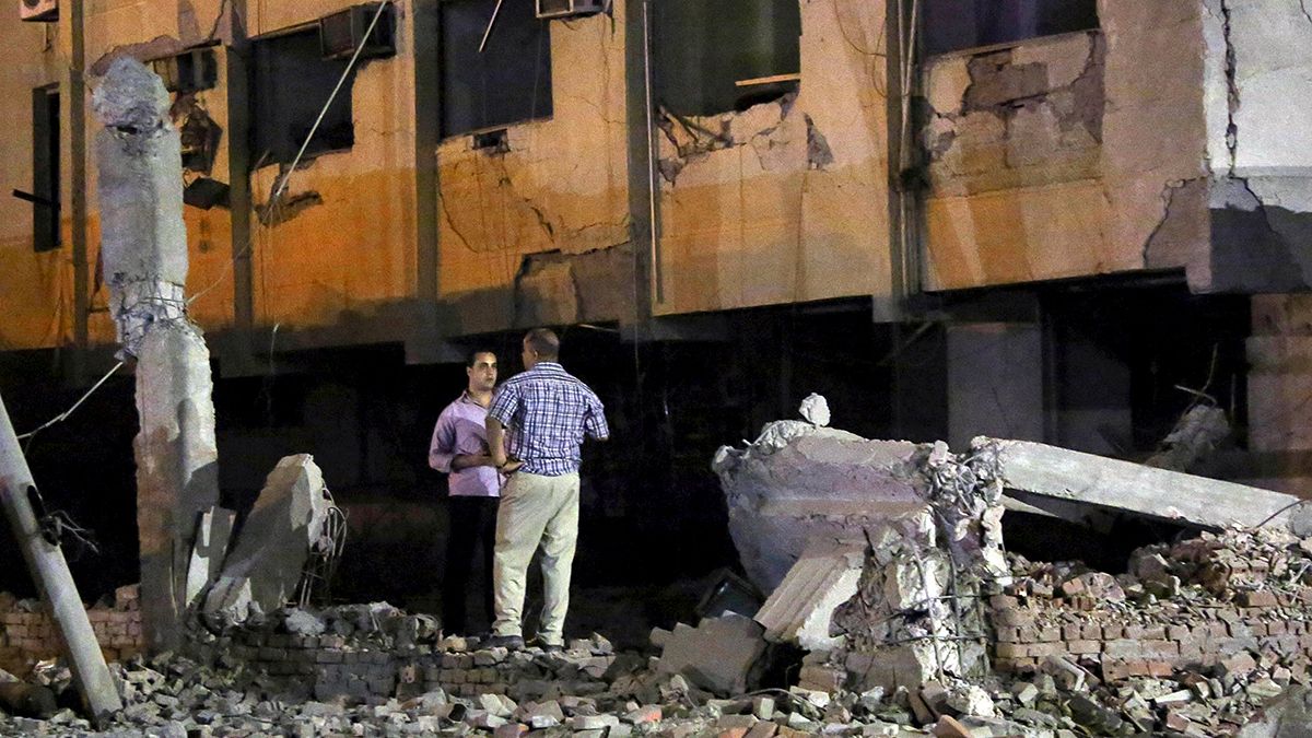 إصابة 30 شخصا في انفجار سيارة ملغومة خارج مقر أمني بالقاهرة