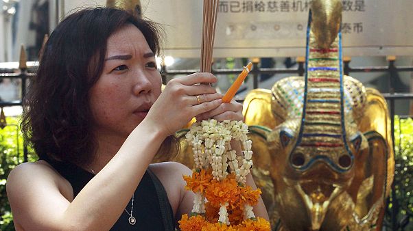 Fiori e preghiere alla riapertura del santuario Erawan di Bangkok Fiori e preghiere alla riapertura del santuario Erawan di Bangkok