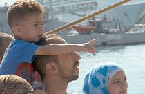 کشتی حامل پناهجویان سوری به بندر آتن رسید