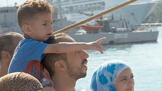 Греческий паром с сирийскими беженцами прибыл в Пирей