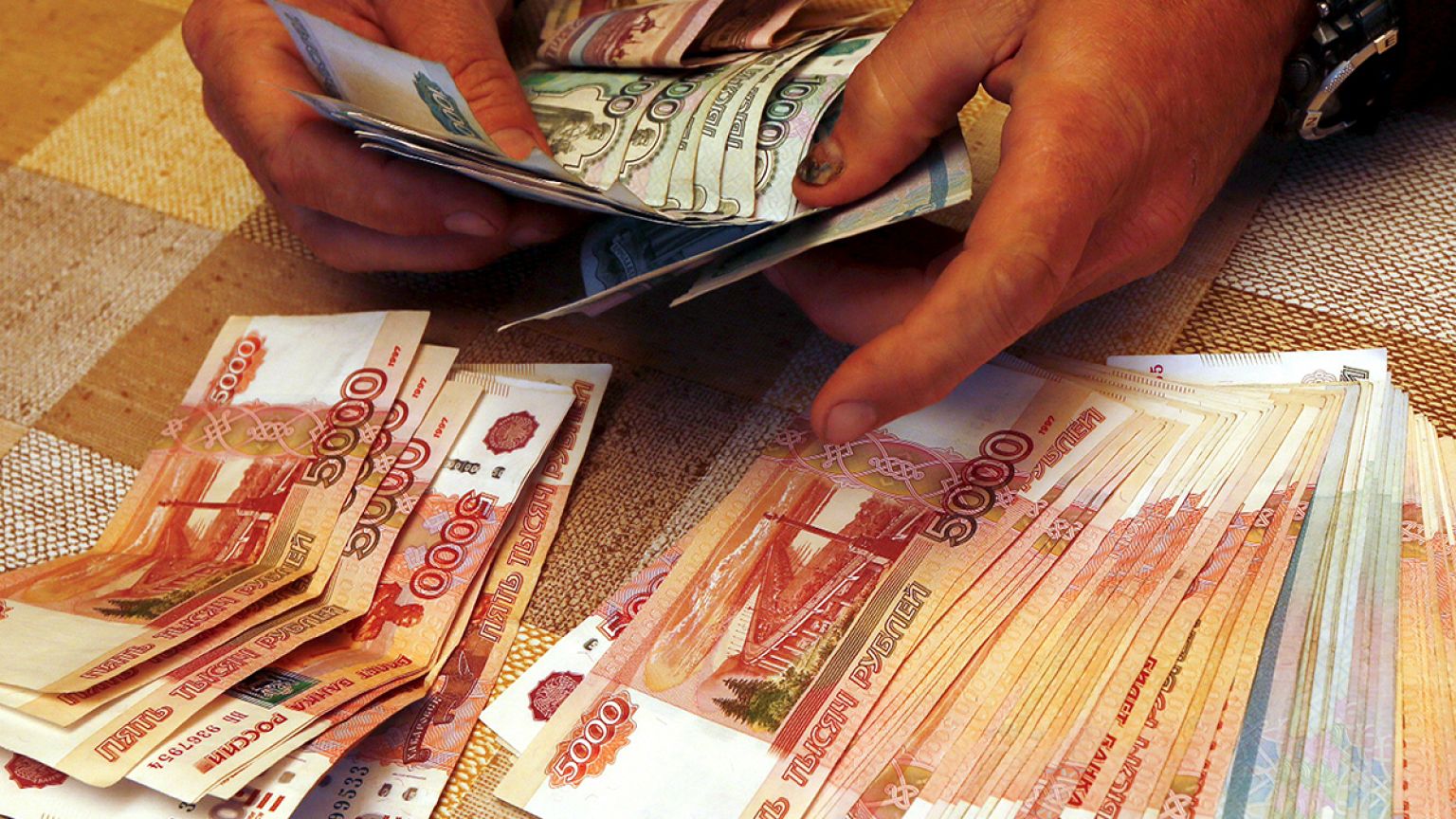 هبوط "الروبل" و "التينغ " إلى مستويات قياسية عقب تراجع أسعار النفط