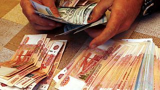 El rublo se hunde arrastrado por la caída imparable del precio del petróleo