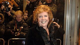 Cientos de personas despiden a la presentadora y cantante Cilla Black en Liverpool