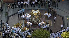 A Bangkok si prega e si cerca la verità sull'attacco: chiesto l'aiuto dell'Interpol