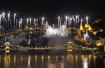 Tűzijáték: így borult színes fényekbe Budapest - fotók