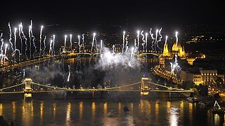 Tűzijáték: így borult színes fényekbe Budapest - fotók