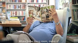 Vollgemüllt: Der 81-jährige Karasek und der IKEA-Katalog