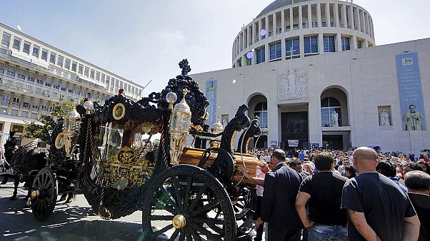 Ρώμη: Προκλητική «μαφιόζικη» κηδεία ξεσηκώνει αντιδράσεις Ρώμη: Προκλητική «μαφιόζικη» κηδεία ξεσηκώνει αντιδράσεις