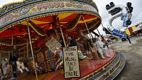 Banksy cria "Dismaland" em solo britânico - uma sátira à Disneylândia Banksy cria "Dismaland" em solo britânico - uma sátira à Disneylândia