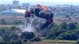 Video: Flieger stürzt bei Flugschau nahe Brighton ab, sieben Tote bestätigt