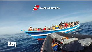 Italiens Küstenwache bringt etwa 3.000 Flüchtlinge in Sicherheit: Rettung nur weil die See ruhig war