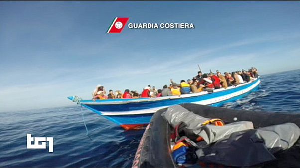 Italiens Küstenwache bringt etwa 3.000 Flüchtlinge in Sicherheit: Rettung nur weil die See ruhig war Italiens Küstenwache bringt etwa 3.000 Flüchtlinge in Sicherheit: Rettung nur weil die See ruhig war