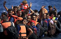 Λέσβος: To euronews στις ακτές που καταφτάνουν χιλιάδες μετανάστες