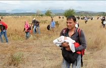 Ni vallas, ni alambre de púas, ni policía contienen la avalancha de refugiados sirios en Europa