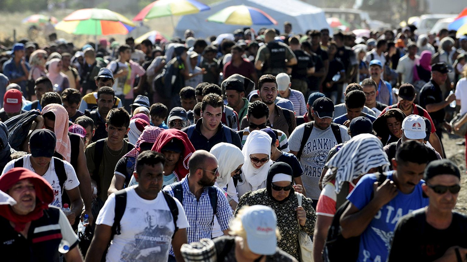 Makedonya sınırında bekleyen göçmenler Sırbistan'a gönderildi