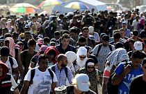 Des milliers de réfugiés en route vers la Serbie visent la Hongrie, puis l'Allemagne