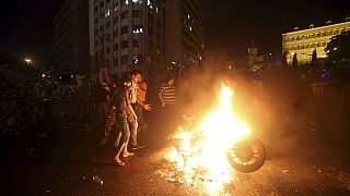 Miles de personas sitian la sede del gobierno libanés al grito de "¡apestáis!" por segunda noche consecutiva