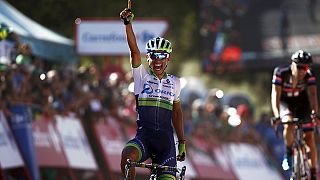 Esteban Chaves gana la segunda etapa de la Vuelta y Vincenzo Nibali expulsado