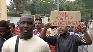 Migrants: scuffles with police as hundreds march in Milan