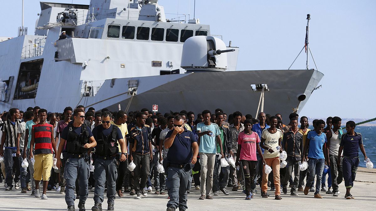إيطاليا تُنقذ المئات من المهاجرين غيرالشرعيين بينهم قصر