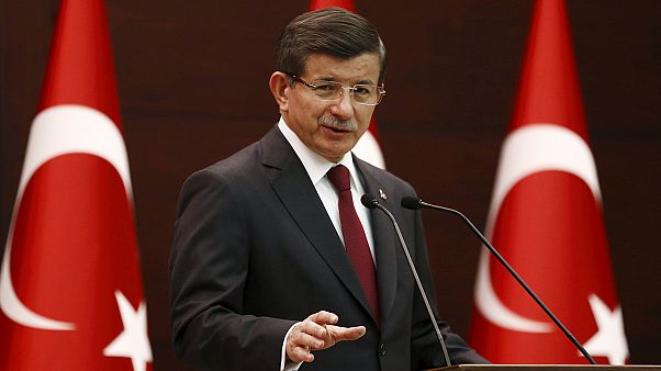 Erdoğan convoca novas legislativas e incumbe Davutoğlu de formar governo provisório Erdoğan convoca novas legislativas e incumbe Davutoğlu de formar governo provisório